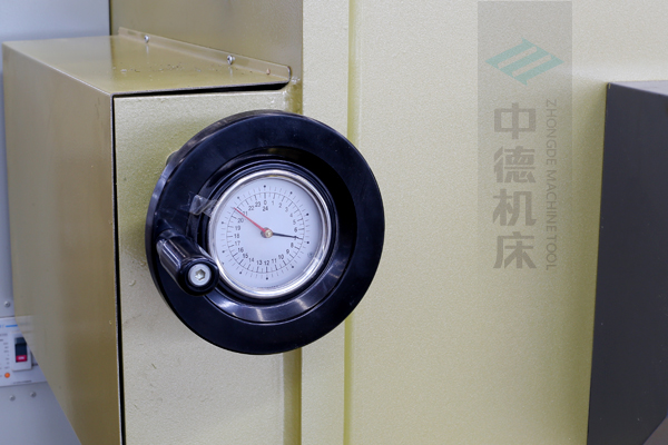 ZDG-832刀片間隙調(diào)節(jié)裝置，設(shè)置在機架前面，并有刻度顯示，調(diào)節(jié)方便.jpg