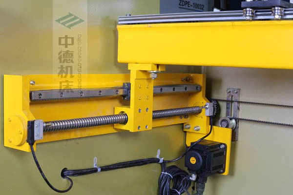 ZDPK-10032X軸配有滾珠絲桿及直線導(dǎo)軌，大功率伺服電機(jī)，鋼絲同步帶，能顯著提升X軸定位精度及速度