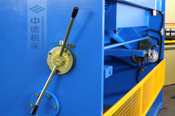 ZDS-432剪板機刀片間隙手動調(diào)節(jié)器，刻度清淅，調(diào)節(jié)省力又簡便.jpg